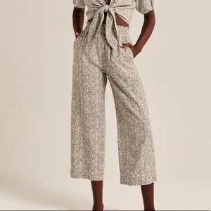 Abercrombie and Fitch Linen blend floral plants